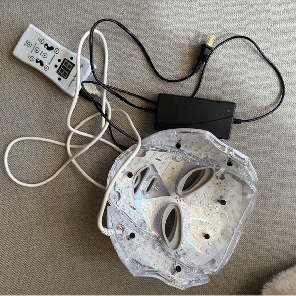 LED Light Therapy Mask with Remote - Picture 3 of 3